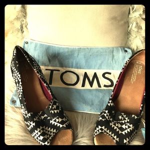 TOMS black and silver